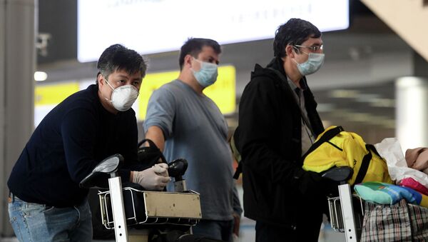 Пассажиры в аэропорту в медицинских масках. Архивное фото - Sputnik Кыргызстан