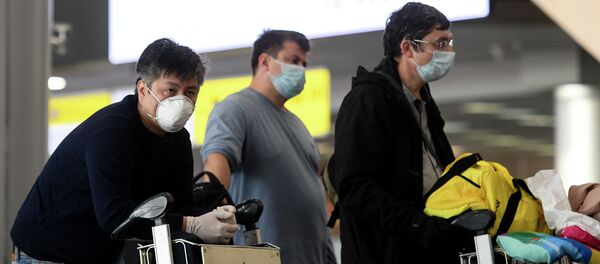 Пассажиры в аэропорту в медицинских масках. Архивное фото - Sputnik Кыргызстан