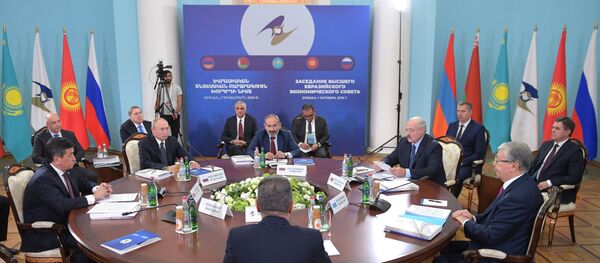 Заседание Высшего евразийского экономического совета (ВЕЭС) в узком составе в Ереване. Архивное фото Заседание Высшего евразийского экономического совета (ВЕЭС) в узком составе в Ереване. Архивное фото - Sputnik Кыргызстан