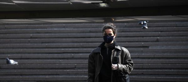 Москвадагы көчөдө коргоочу бет капчан кыз.  - Sputnik Кыргызстан