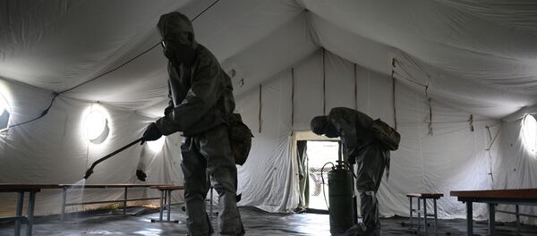 Военнослужащие подразделения дезинфицируют помещение. Архивное фото - Sputnik Кыргызстан