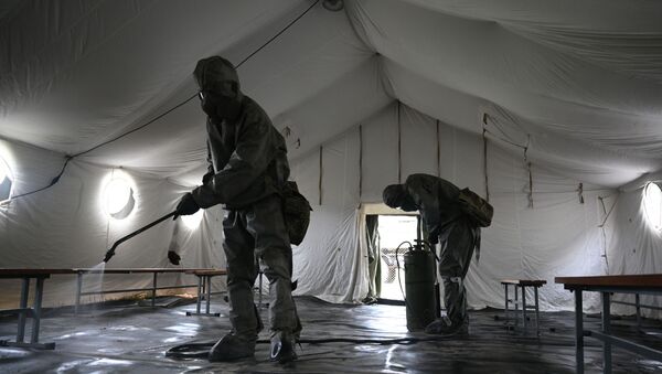 Военнослужащие подразделения дезинфицируют помещение. Архивное фото - Sputnik Кыргызстан