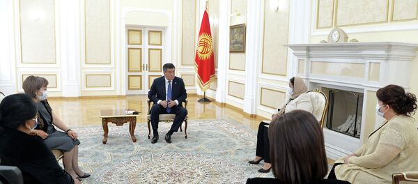 Встреча президента КР Сооронбая Жээнбекова с многодетными матерями - Sputnik Кыргызстан