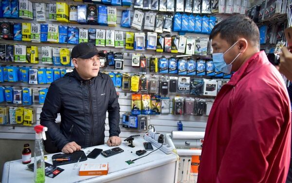 Алар бардык супермаркеттерди, базарларды, кафелерди, сулуулук салондорун жана ишканаларды кыдырып жатат - Sputnik Кыргызстан
