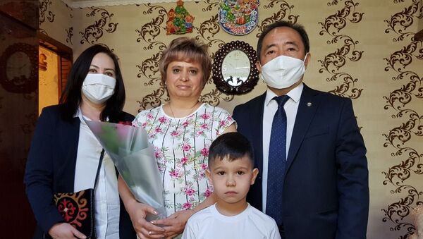 Президент Сооронбай Жээнбеков атынан элге таанылган сыймыктуу уул-кыздарды тарбиялаган энелерди сыйланды - Sputnik Кыргызстан