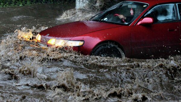 Автомобиль едет по затопленной дороге. Архивнео фото - Sputnik Кыргызстан