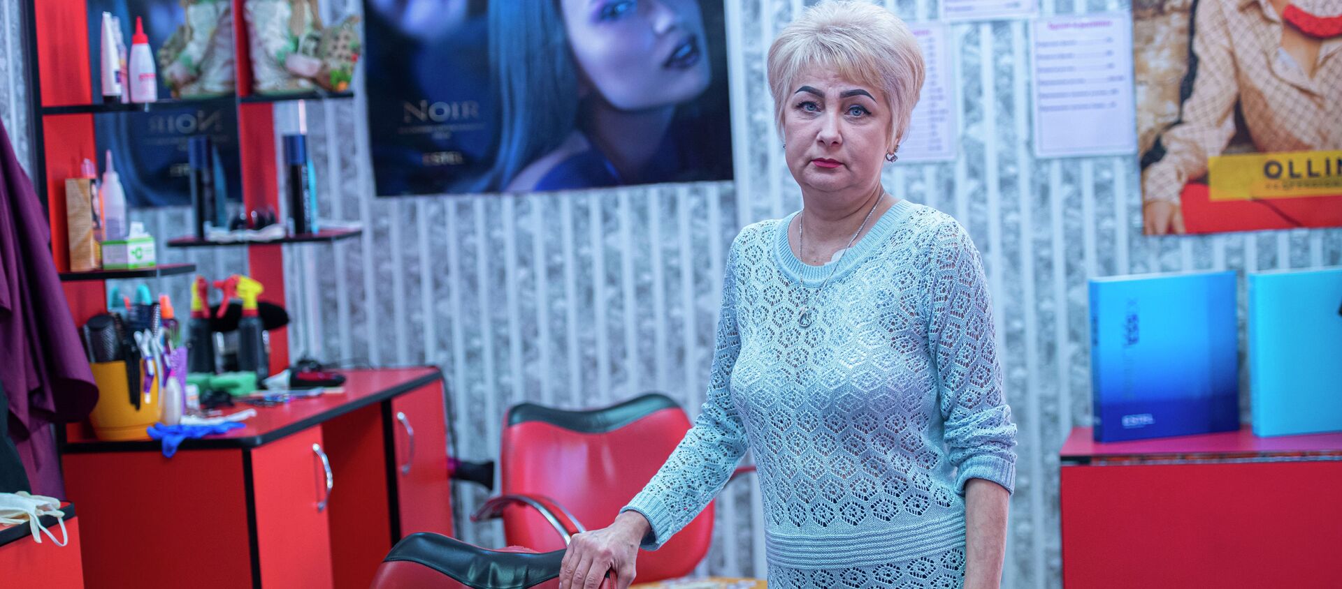 Бишкекский парикмахер Ирина Глущенко в своем салоне - Sputnik Кыргызстан, 1920, 07.04.2021