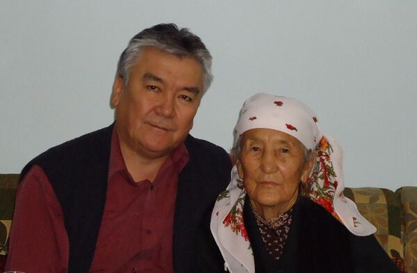 Министр здравоохранения КР Сабиржан Абдикаримов со своей мамой Салимой Дарбановой - Sputnik Кыргызстан