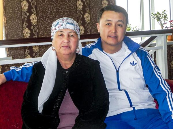 Министр чрезвычайных ситуаций Замирбек Аскаров с матерью Салией Турдуматовой - Sputnik Кыргызстан