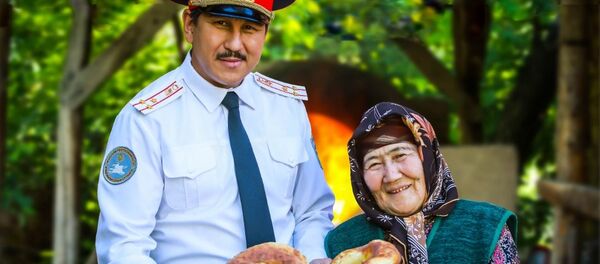 Комендант города Джалал-Абад и Сузакского района Женишбек Жоробеков с матерью Бунисей Жоробековой - Sputnik Кыргызстан