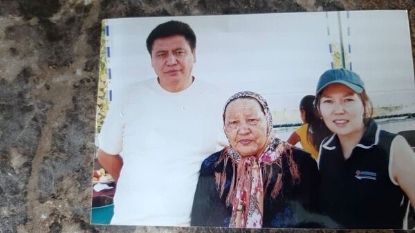 Полномочный представитель правительства в Нарынской области Эмильбек Алымкулов с матерью Табылкан Ашымовой  - Sputnik Кыргызстан