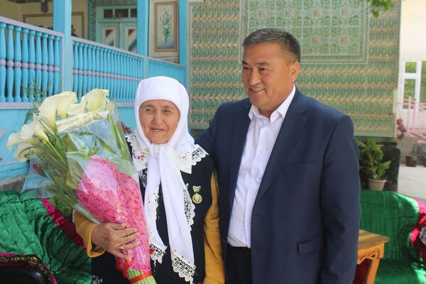 Представитель правительства в Баткенской области Алишер Абдырахманов с матерью Сайдагул Абдрахмановой - Sputnik Кыргызстан
