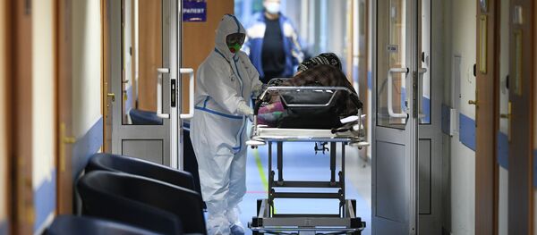 Врач и пациент в отделении больницы, где проходят лечение больные с COVID-19. Архивное фото - Sputnik Кыргызстан