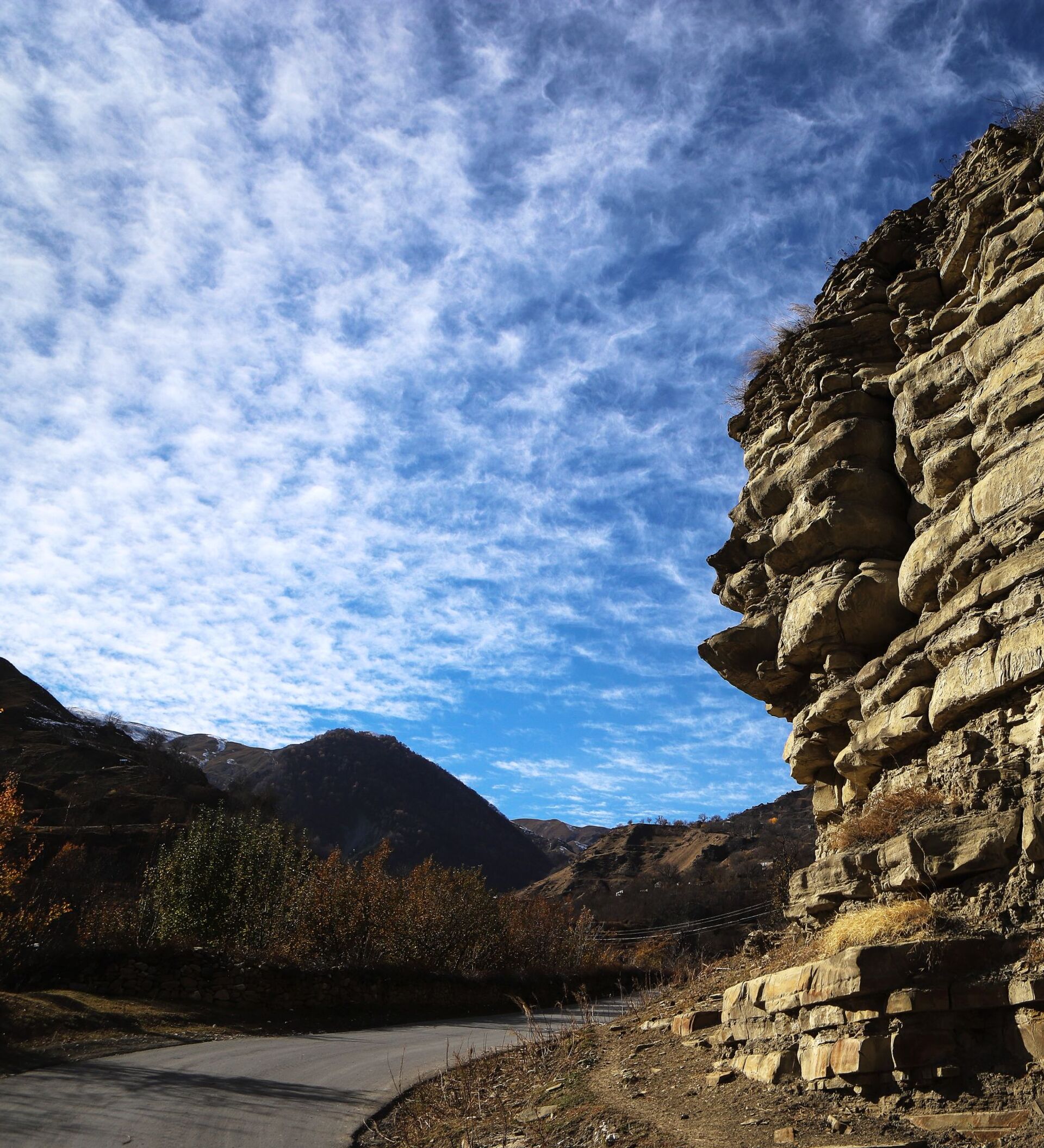 Stone fell. Скала гор Дагестан. Горы Дагестана Джирабачи. Плачущие скалы Дагестан. Скалы Киргизии.