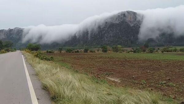 Облака стекают с гор на землю — видео редкого явления из Таиланда - Sputnik Кыргызстан