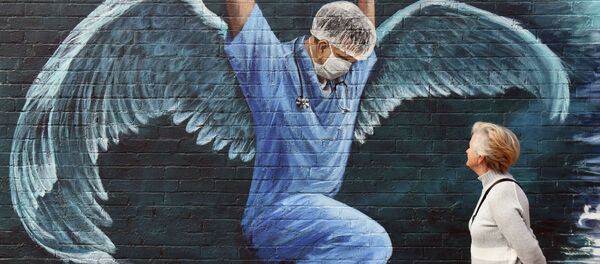 Женщина любуется граффити работника здравоохранения. Архивное фото - Sputnik Кыргызстан