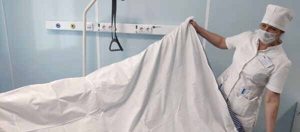 Медсестра готовит койку пациента - Sputnik Кыргызстан