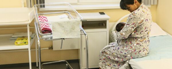 Шаардык төрөтканасындагы аял ымыркайы менен. Архив Шаардык төрөтканасындагы аял ымыркайы менен. Архив - Sputnik Кыргызстан