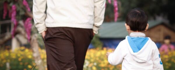 Мужчина гуляет с сыном. Архивное фото - Sputnik Кыргызстан