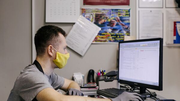 Мастер в защитной маске принимает онлайн закаы. Архивное фото - Sputnik Кыргызстан