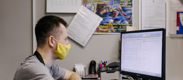 Мастер в защитной маске принимает онлайн закаы. Архивное фото - Sputnik Кыргызстан