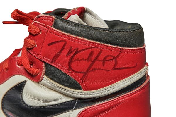 Кроссовки Майкла Джордана продали за $ 560 тыс. Как они выглядят - Sputnik Кыргызстан