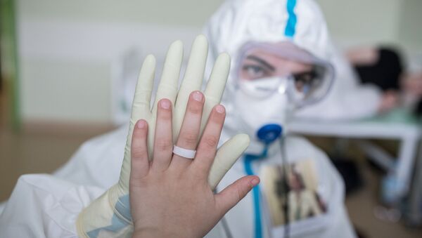 Врач с самым маленьким пациентом больницы. Архивное фото - Sputnik Кыргызстан