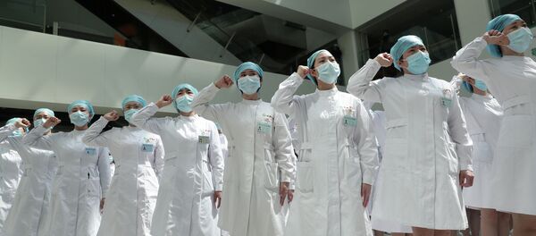 Медсестры в лицевых масках принимают участие в мероприятии. Архивное фото - Sputnik Кыргызстан