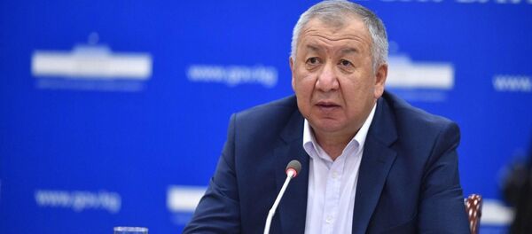 Первый вице-премьер-министр Кубатбек Боронов выступает на брифинге о ситуации в Кыргызстане в связи с кронавирусом. 19 мая 2020 года - Sputnik Кыргызстан