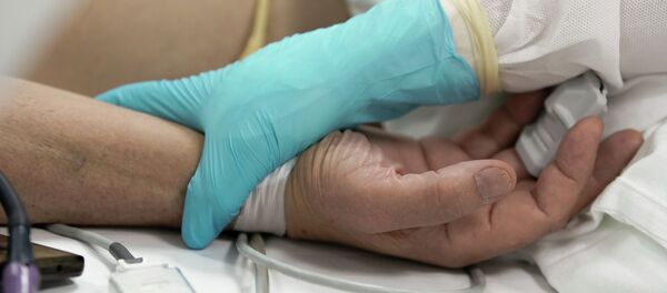 Медицинский работник осматривает пациента - Sputnik Кыргызстан