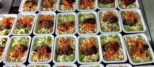 Министерство чрезвычайных ситуаций выложило фото блюд, которые были в меню для граждан, размещенных в обсервациях Бишкека. - Sputnik Кыргызстан