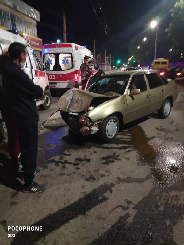 В Бишкеке машина милиции попала в ДТП — видео очевидца - Sputnik Кыргызстан