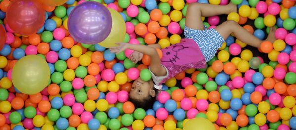 Оюн аянтчасында ойноп жаткан кыз. Архив - Sputnik Кыргызстан