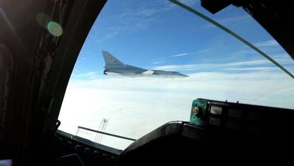 Полет бомбардировщиков над Черным морем — видео из кабины пилота - Sputnik Кыргызстан