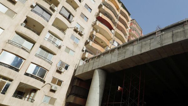 Вид части недавно построенного участка моста Тераат аль-Зомор, который построен прямо параллельно жилым зданиям в районе Аль-Омрания в Гизе, Каир, Египет 18 мая 2020 года. - Sputnik Кыргызстан