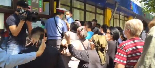 Огромная очередь у ЦОНа в Бишкеке — прямая трансляция  - Sputnik Кыргызстан