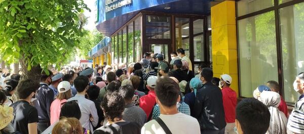 Очереди  у ЦОН в Бишкеке - Sputnik Кыргызстан