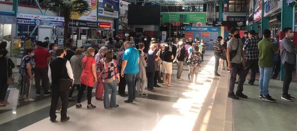  Большая очередь в одном из центров обслуживания населения в первый день работы в Бишкеке - Sputnik Кыргызстан