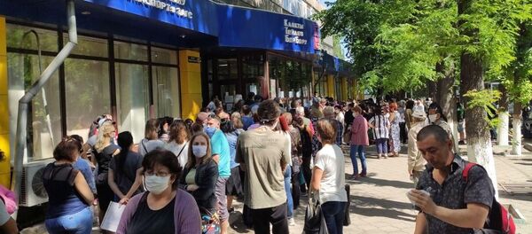 Большая очередь в одном из центров обслуживания населения в Бишкеке - Sputnik Кыргызстан