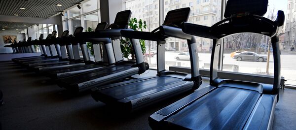 Беговые дорожки в фитнес-центре. Архивное фото Беговые дорожки в фитнес-центре. Архивное фото - Sputnik Кыргызстан