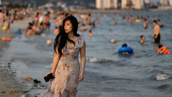 Девушка на пляже Bai Chay во Вьетнаме  - Sputnik Кыргызстан