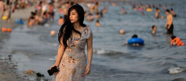 Девушка на пляже Bai Chay во Вьетнаме  - Sputnik Кыргызстан