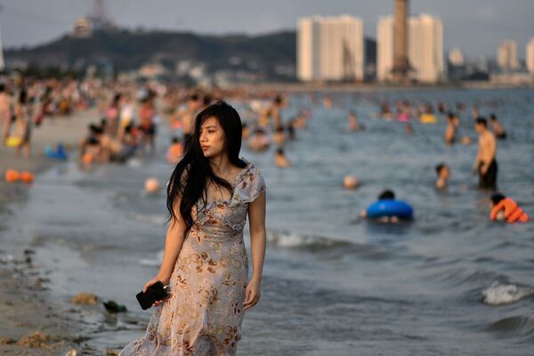 Девушка на пляже Bai Chay во Вьетнаме  - Sputnik Кыргызстан