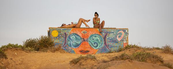 Девушки во время отдыха на пляже. Архивное фото - Sputnik Кыргызстан