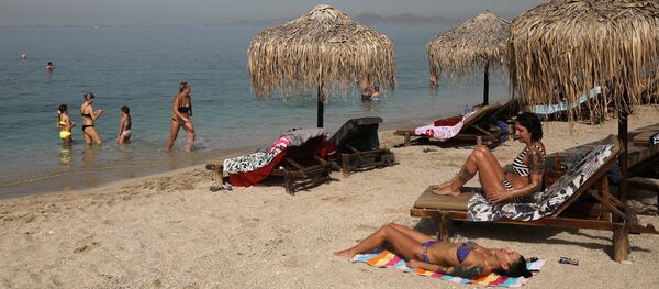 Отдыхающие на пляже. Архивное фото - Sputnik Кыргызстан