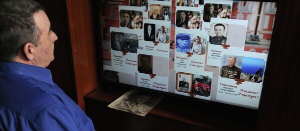 Өлбөс полктун онлайн трансляциясын көрүп жаткан адам - Sputnik Кыргызстан