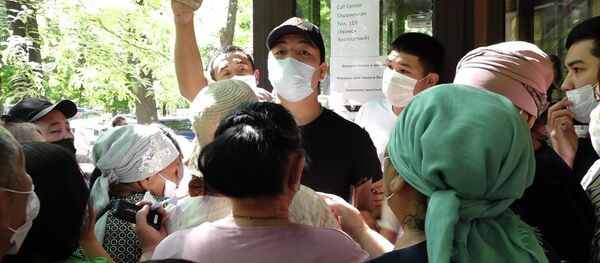 Крики людей и нарушение дистанции — что было у здания ЦОНа в Бишкеке. Видео - Sputnik Кыргызстан