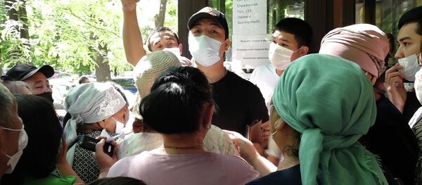 Тыгылып кирип... Бишкектеги калкты тейлөө борборунан тартылган видео - Sputnik Кыргызстан