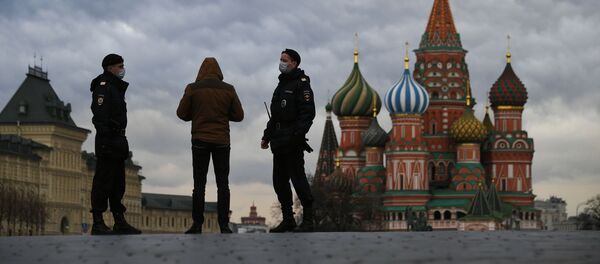 Москва шаарына мигранттын документин текшерип жаткан полиция кызматкерелри. Архив - Sputnik Кыргызстан