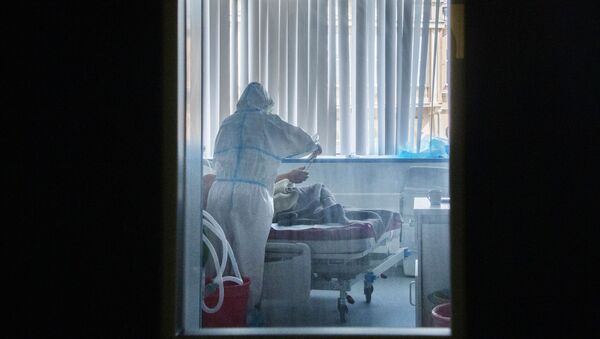 Пациент с врачом в отделении реанимации и интенсивной терапии. Архивное фото - Sputnik Кыргызстан